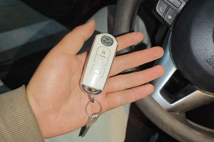 Used Mazda 3 Axela 2014 Sedan 1.5L Automatic Luxury Model
