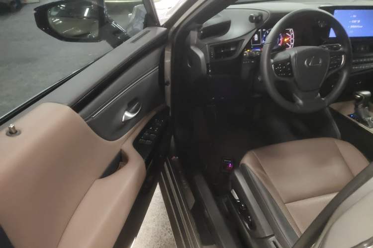 Used Lexus ES 2023 200 Excellence Edition
