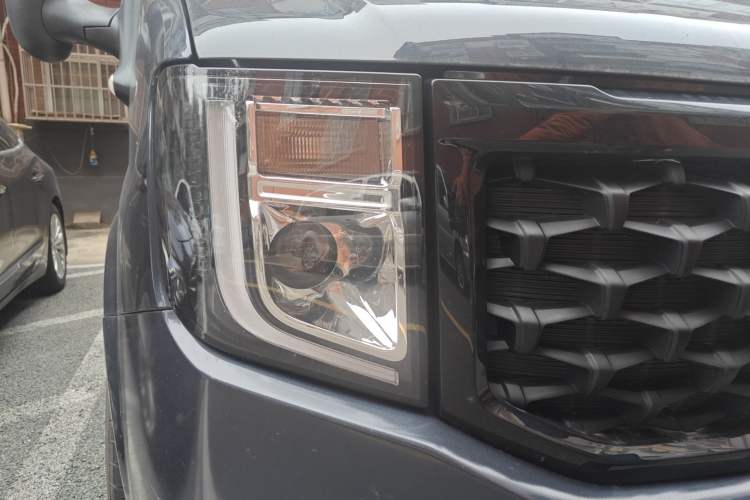 Used JMC Fushun 2025 2.0T 8AT Diesel Short-Wheelbase Garage-Version Commercial Multi-Purpose Passenger Vehicle with 5/6 Seats