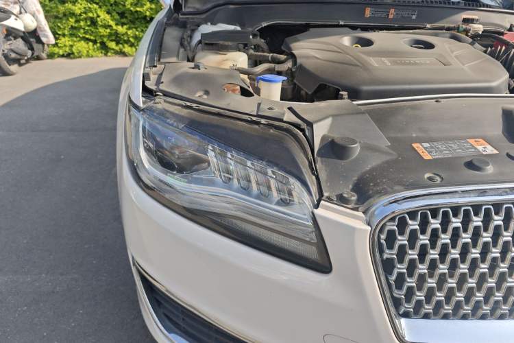 Used Lincoln MKZ 2018 2.0T Premium Edition Right Front Headlight