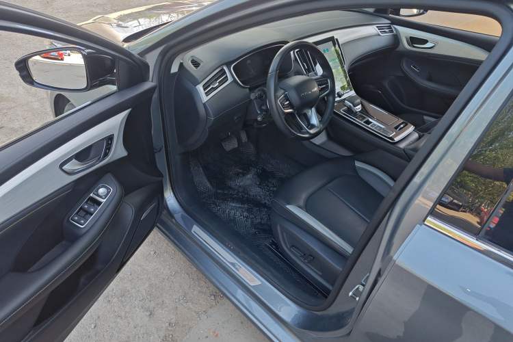 Used Roewe i6 MAX 2020 300TGI Automatic Supreme Edition with Cool Sunroof and Advanced Driving Features Driver Seat