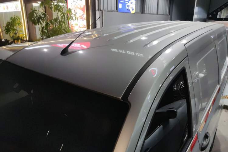 Used Wuling Hongguang V 2022 1.5L Jingqu Edition Enclosed-Window Vehicle with Electric Power Steering LAR Roof