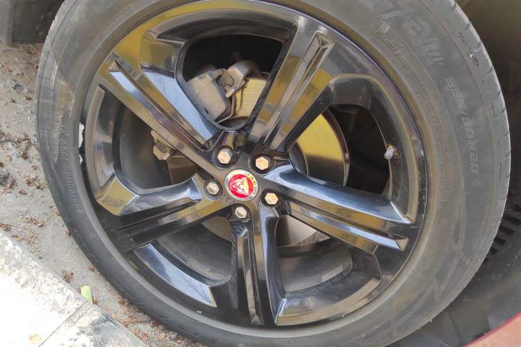 Used Jaguar F-PACE 2016 2.0T Two-Wheel-Drive R-Sport Sport Edition Right Front Wheel Hub