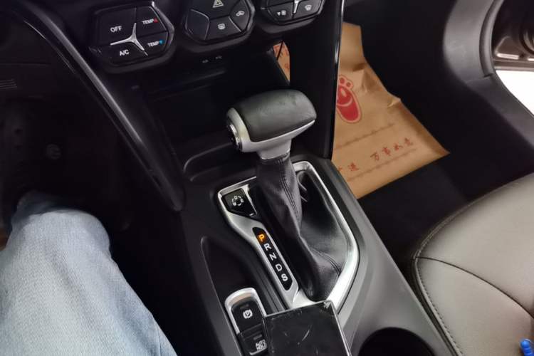 Used GAC Trumpchi GS4 2017 235T Automatic Two-Wheel Drive Elite Edition Gear Lever