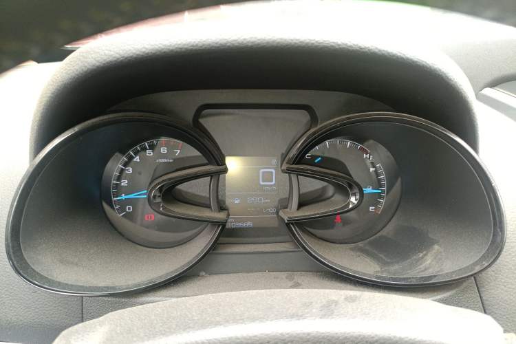 Used Dongfeng Aeolus AX7 2015 2.0L Manual Zhiyi Trim
