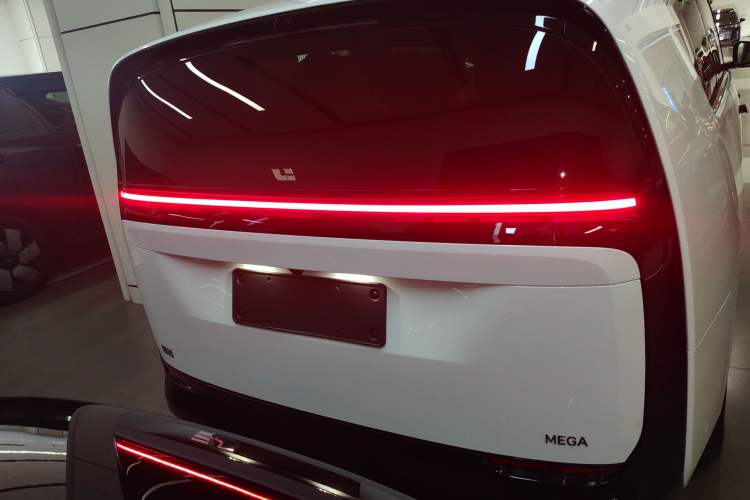 Used Li Auto MEGA 2025 Home Family Special Edition
