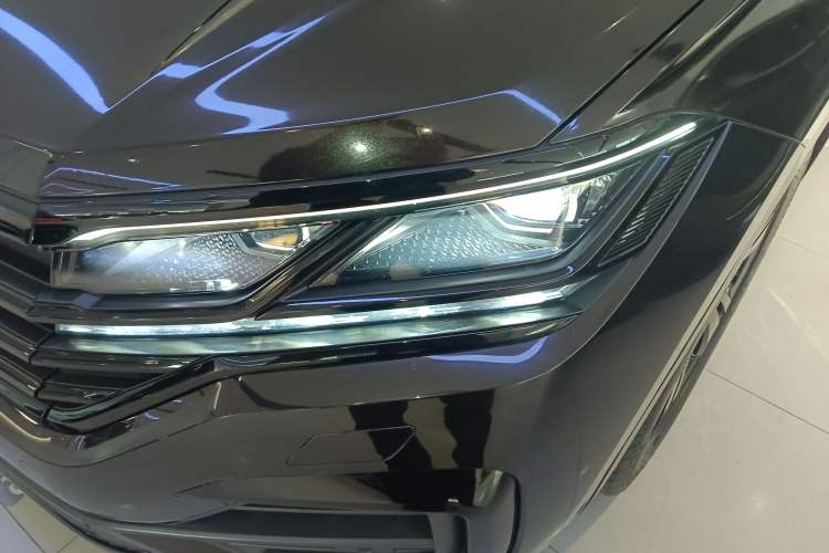 Used Volkswagen Touareg 2022 3.0 TSI Luxury Edition Black Diamond Sport Package Left Front Headlight