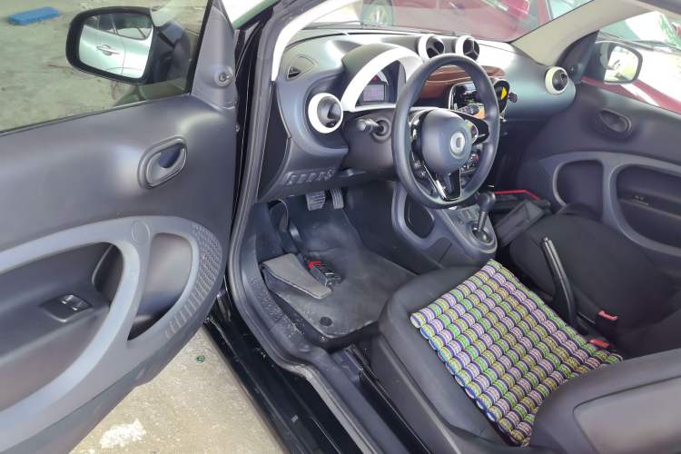 Used smart fortwo 2015 1.0L 52 kW hardtop Dynamic version