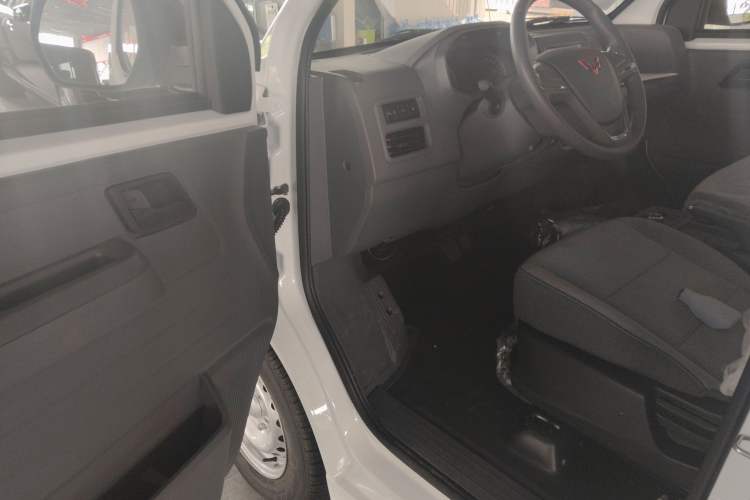 Used Wuling Yangguang 2025 Model 310KM Bus Edition—Customized by CATL