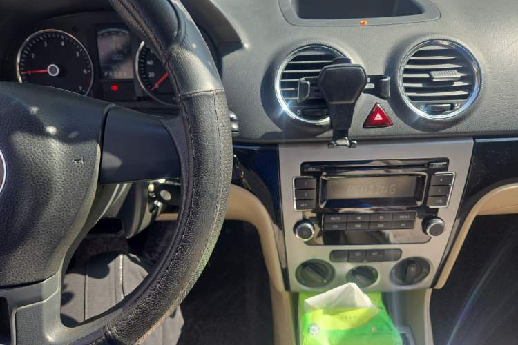 Used Volkswagen Lavida 2011 1.6L Automatic PinYou Edition Audio And AC Panel