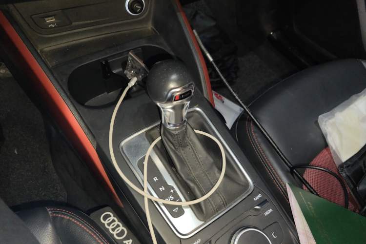 Used Audi Q2L 2018 35 TFSI Fashion Dynamic Version China VI Emission Standard Gear Lever