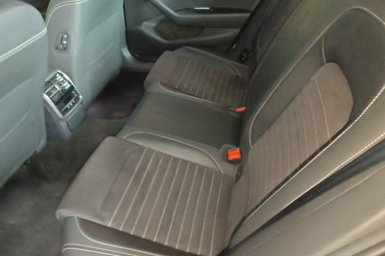 Used Volkswagen Magotan 2020 380TSI DSG Luxury Version Left Rear Seat