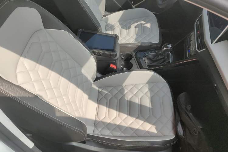 Used Volkswagen Tayron 2023 300TSI Two-Wheel-Drive Luxury Plus Advanced Edition Right Front Seat