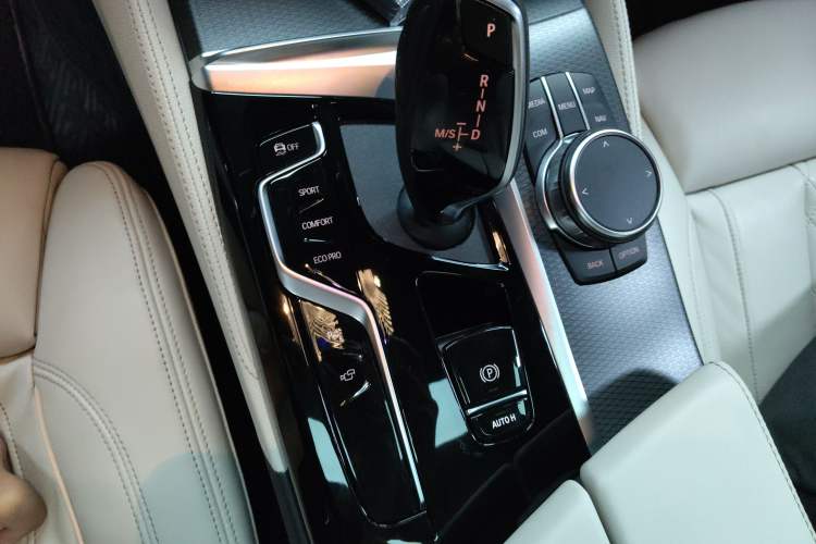 Used BMW 5 Series 2022 Second Facelift 540i Sport Line M Sport Package Gear Lever