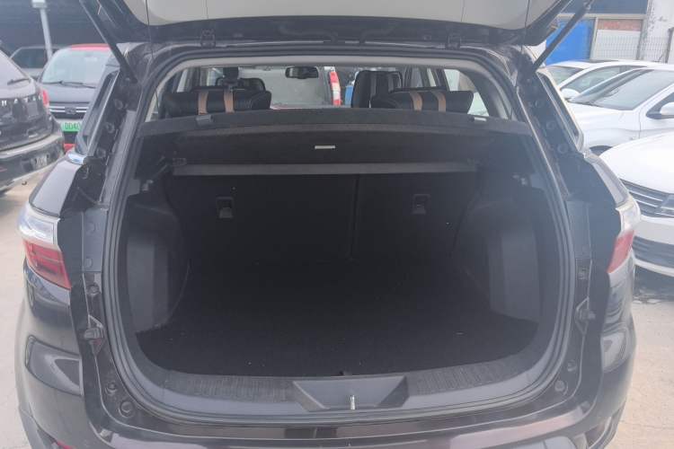 Used JMC Yusheng S330 2016 1.5L GTDi Automatic Two-Wheel Drive Fashion Edition Trunk