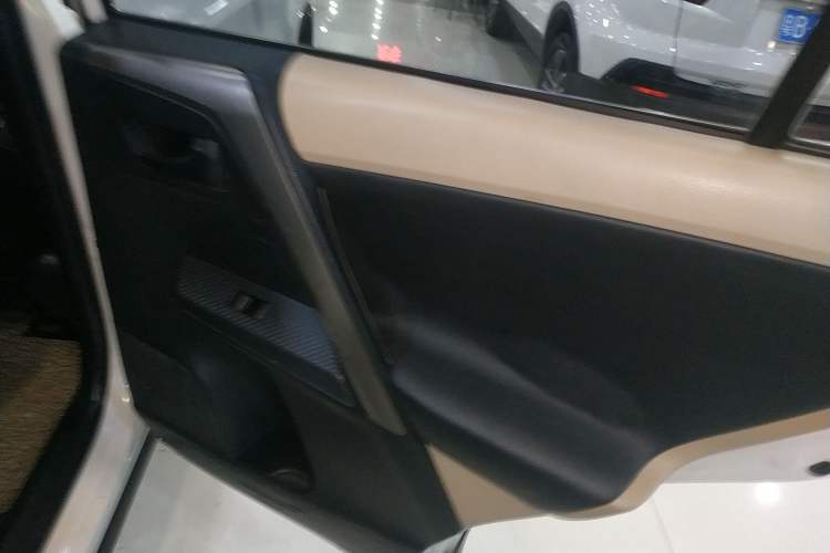 Used Toyota RAV4 2015 2.0L CVT Two-Wheel Drive Urban Edition
