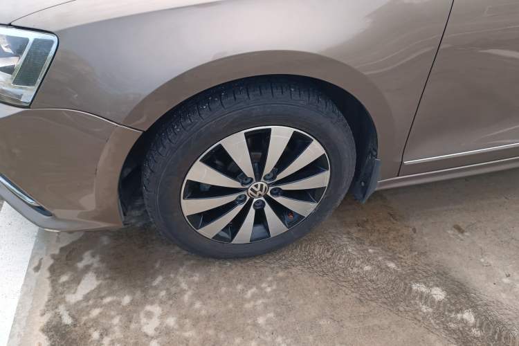 Used Volkswagen Sagitar 2017 1.6L Automatic Comfort Model Left Front Wheel Hub