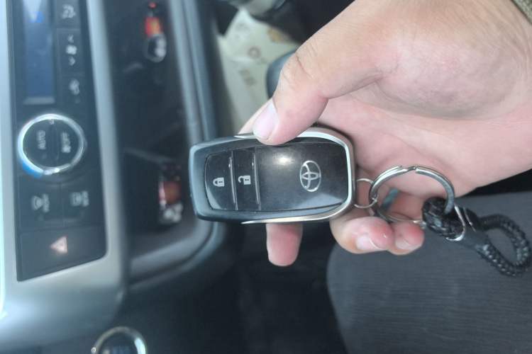 Used Toyota Highlander 2018 2.0T Four-Wheel Drive Luxury Edition 7 Seats China V Emission Standard Vehicle Key