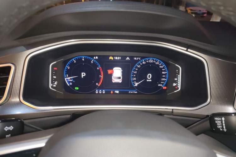 Used Volkswagen T-ROC 2024 300TSI DSG Two-Wheel-Drive Chen Guang Edition
