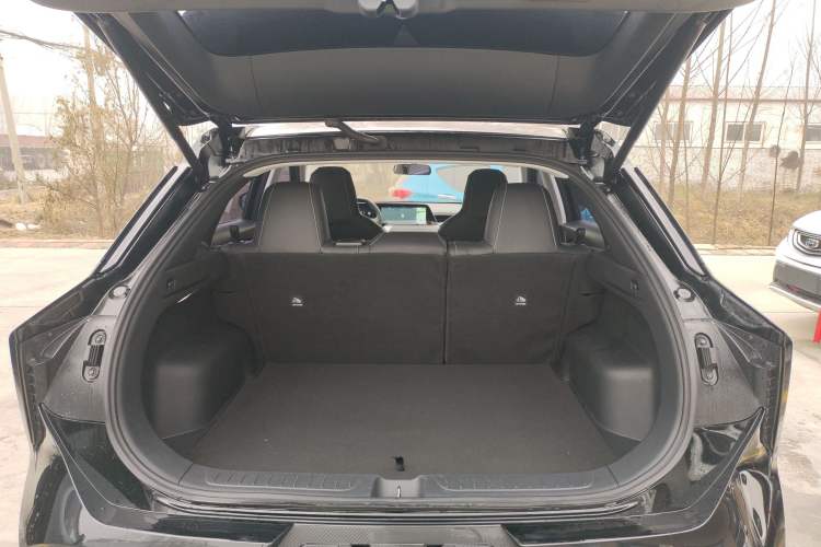 Used Venucia V 2022 260T Black Horse Edition · Idol Trunk