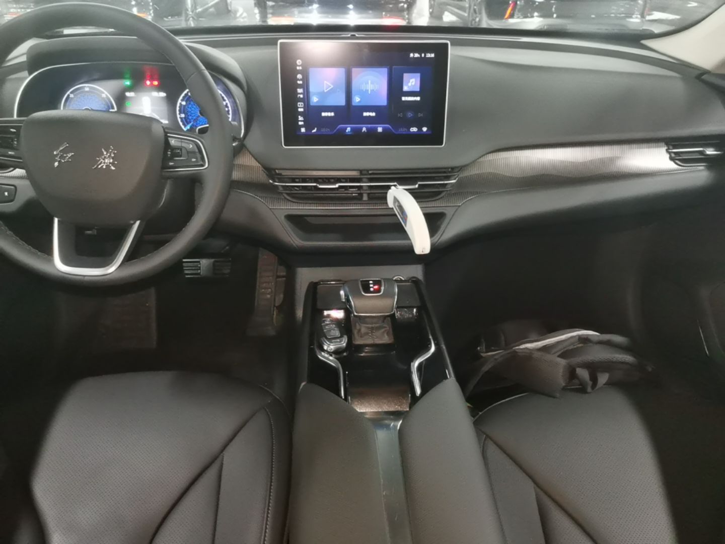 Hongqi E-QM5 2023 Base Travel Edition — снимка 15