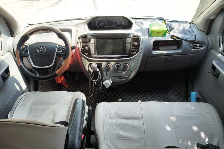 Used SAIC MAXUS Xintu V80 2019 2.5T Classic Model 6-Speed Manual Aotong Long Wheelbase Mid-Height 7-Seater