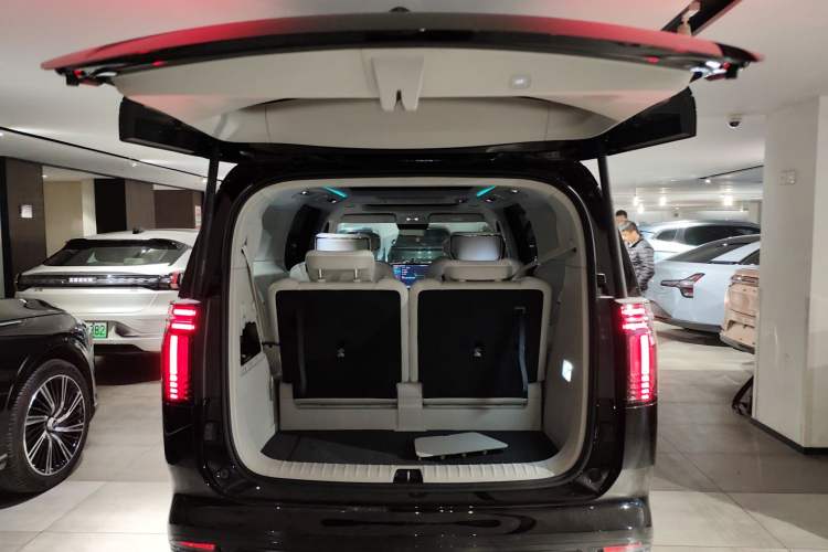 Used Volvo EM90 2025 Ultra Six-Seater