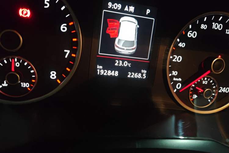 Used Volkswagen Tiguan 2015 1.8TSI Automatic Two-Wheel Drive Luxury Model Odometer Close Up