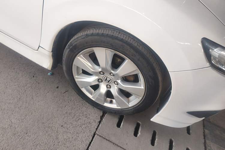 Used Honda Jade 2013 1.8L automatic Comfort version 5 seats Right Front Wheel Hub