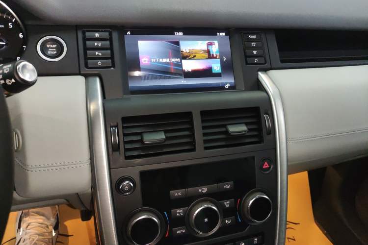 Used Land Rover Discovery Sport 2018 240 PS SE Version Audio And AC Panel