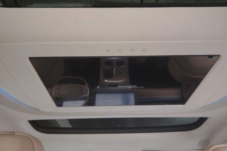 Used XPeng X9 2025 740 Ultra-Long Range Max Headliner