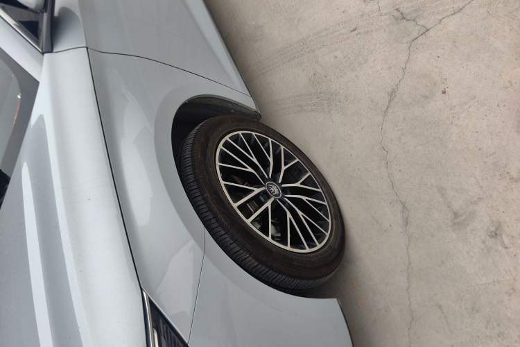 Used BYD Qin L 2025 DM-i Smart Drive 120KM Superior Model Left Front Wheel Hub