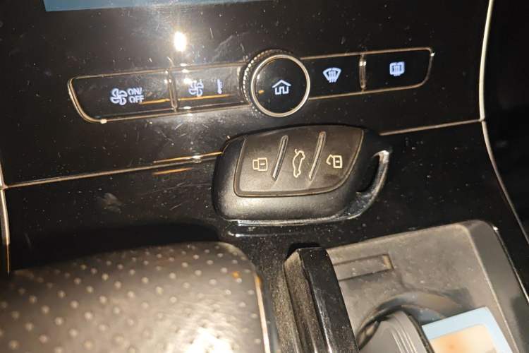 Used Roewe i6 MAX 2020 300TGI Automatic Supreme Edition with Cool Sunroof and Advanced Driving Features Vehicle Key