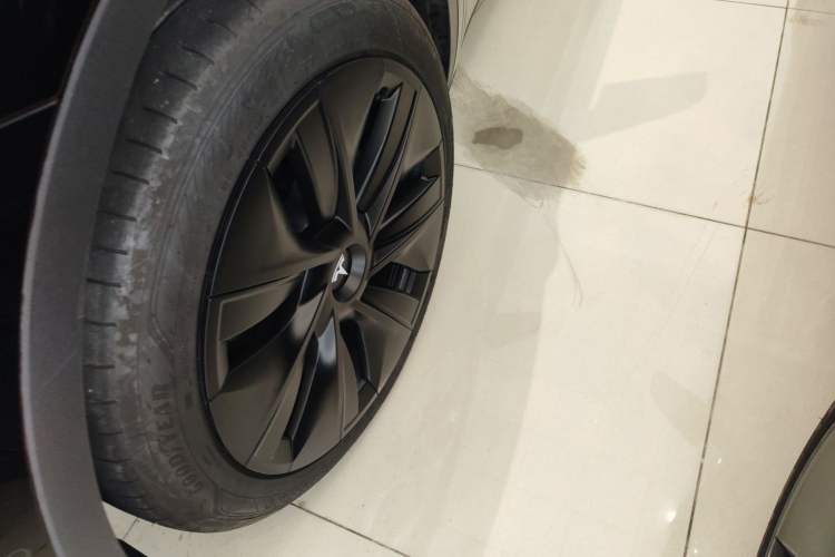 Used Tesla Model Y 2023 Rear-Wheel-Drive Version Left Front Wheel Hub