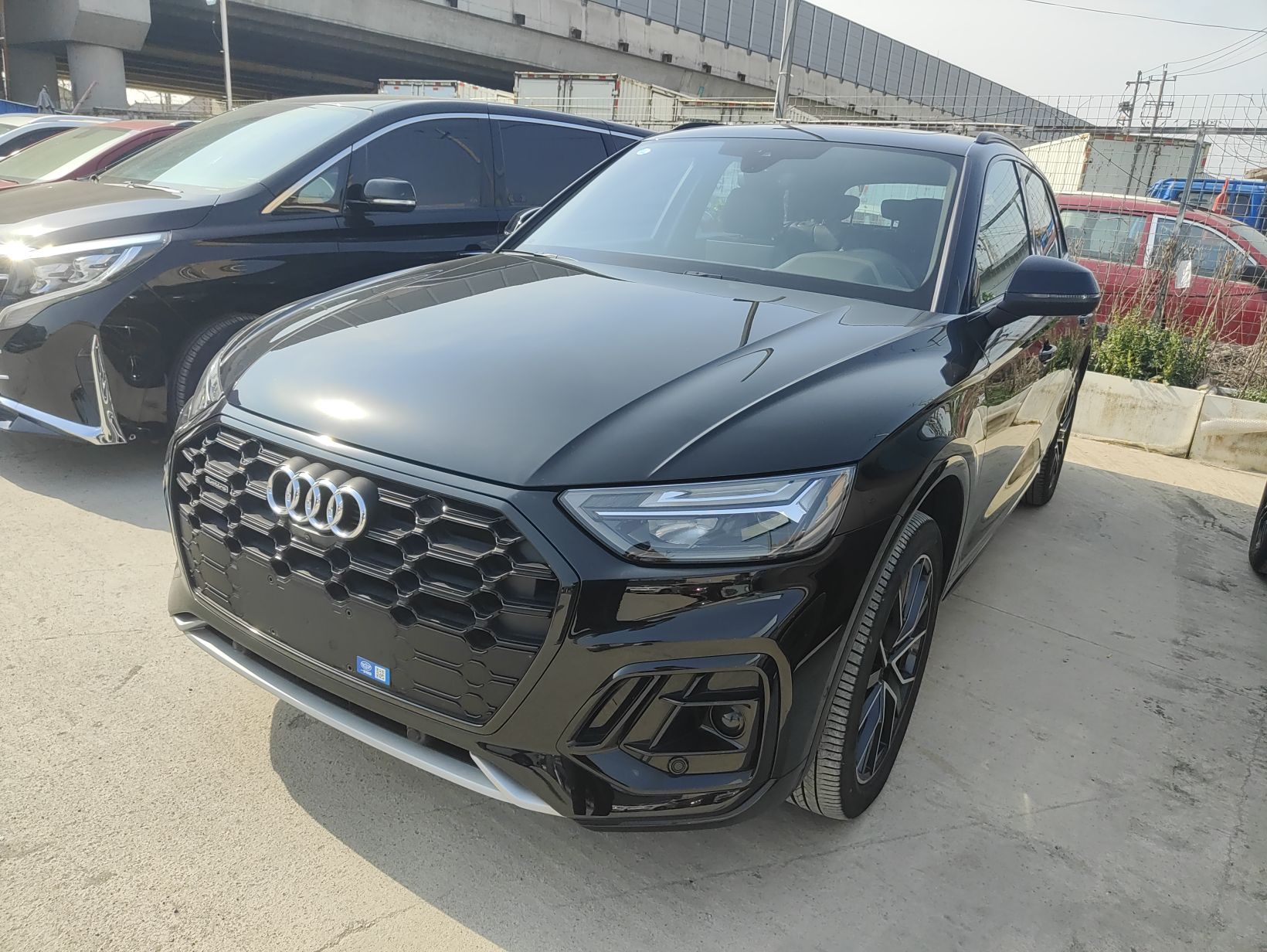 تحت مقدمة السيارة