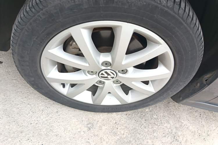 Used Volkswagen Sagitar 2012 1.4TSI Automatic Luxury Edition Left Front Wheel Hub