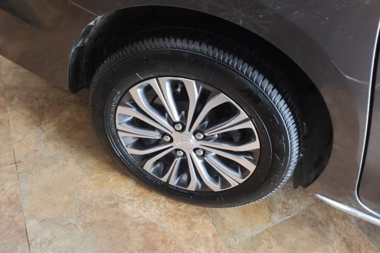 Used Buick GL8 2023 Facelifted Land Cruiser Executive Luxury Version Right Rear Wheel Hub