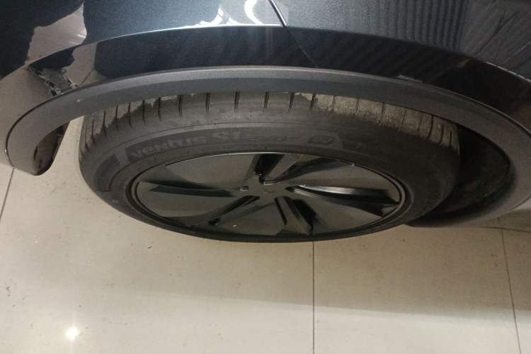 Used Tesla Model Y 2025 Long-Range All-Wheel-Drive Version
