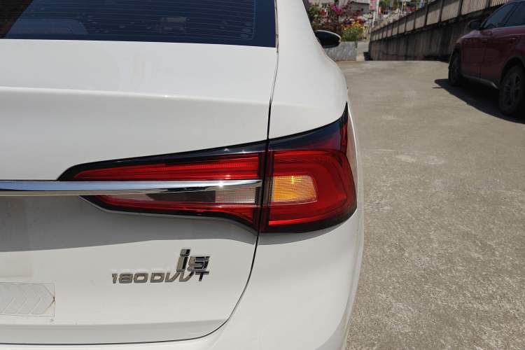 Used Roewe i5 2020 1.5L Manual 4G Connect Luxury Edition Exterior 3