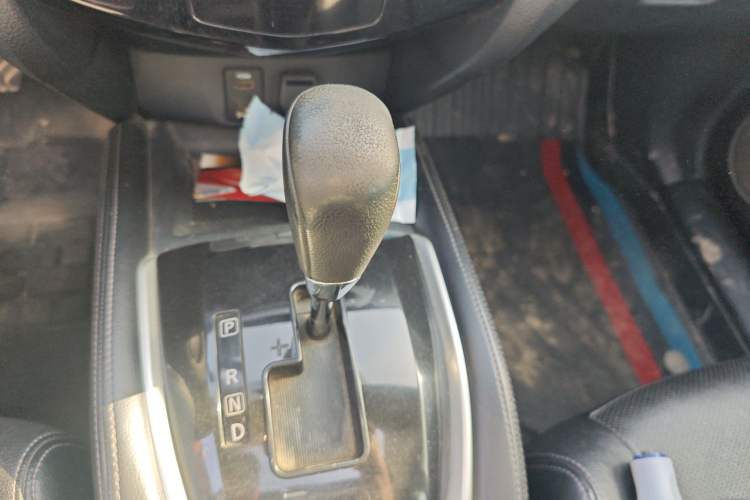 Used Nissan X-Trail 2015 2.0L CVT Comfort MAX Edition 2WD Gear Lever