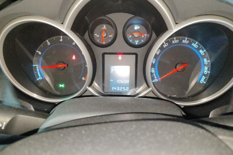 Used Chevrolet Cruze 2012 1.8L SE AT Odometer Close Up