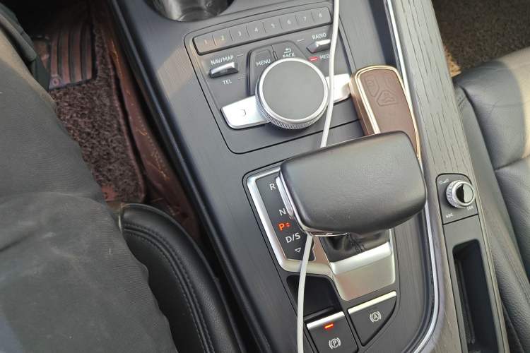 Used Audi A4L 2018 30th Anniversary Edition 40 TFSI Fashion Model Gear Lever