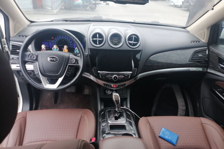 Used BYD S7 2017 2.0T Automatic Prestige Edition Center Console