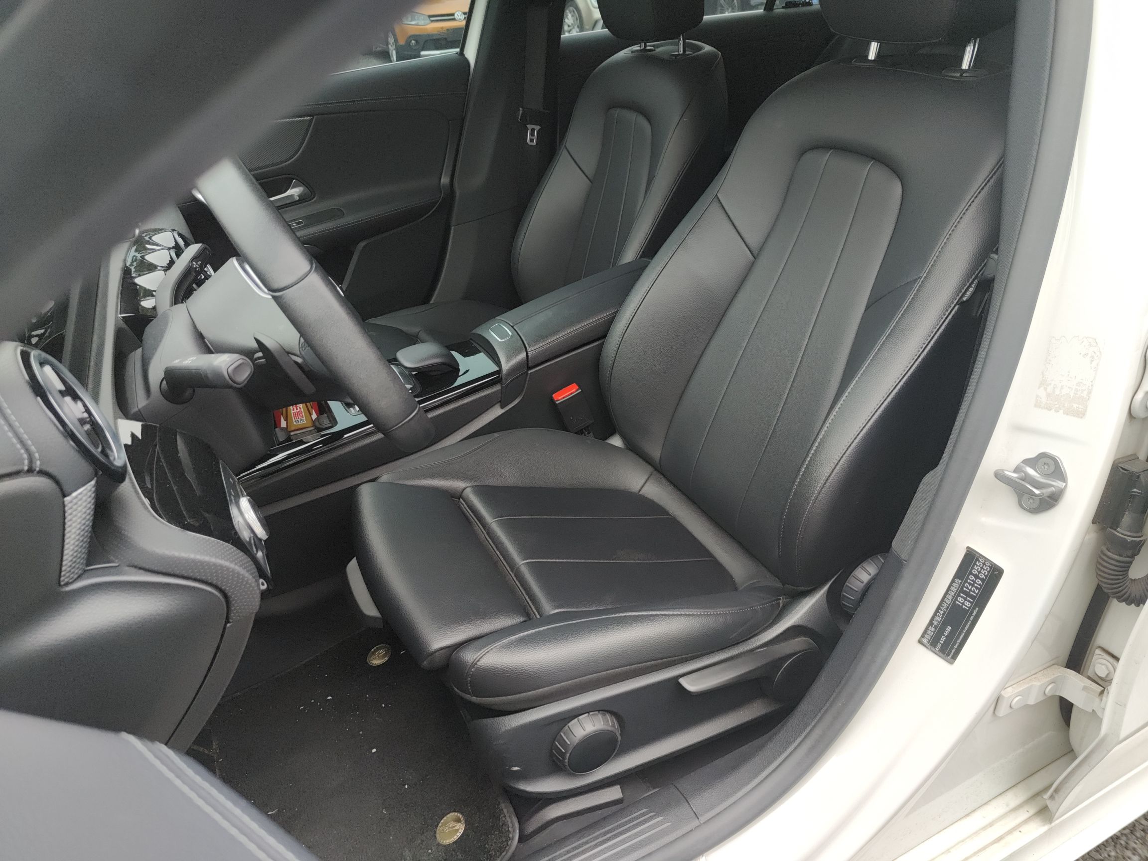 Переднее сиденье в автомобиле