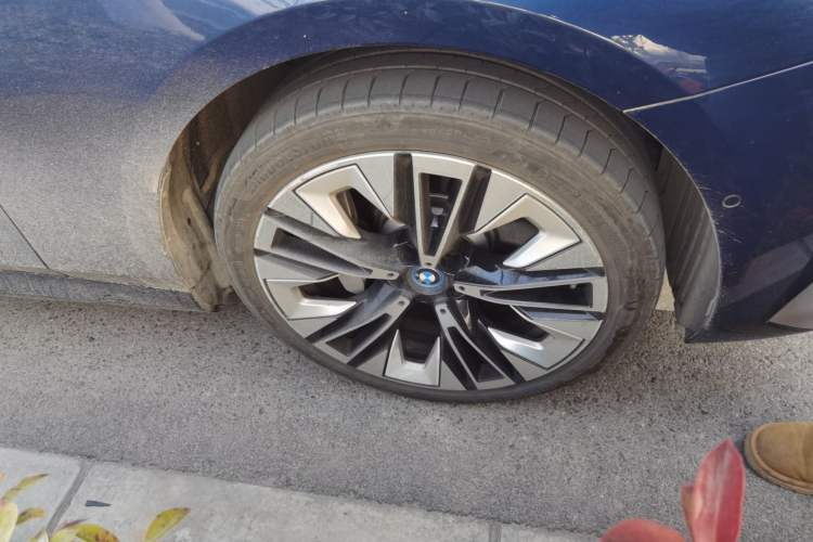 Used BMW i5 2024 eDrive 35L Prestige Luxury Package Right Front Wheel Hub