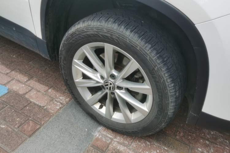 Used Volkswagen Tiguan 2017 300TSI Automatic Two-Wheel Drive Silk Road Comfort Edition Right Front Wheel Hub