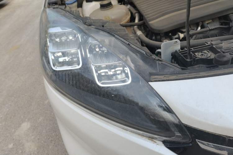 Used Ford Escape 2024 EcoBoost 245 Two-Wheel-Drive Titanium Edition Right Front Headlight