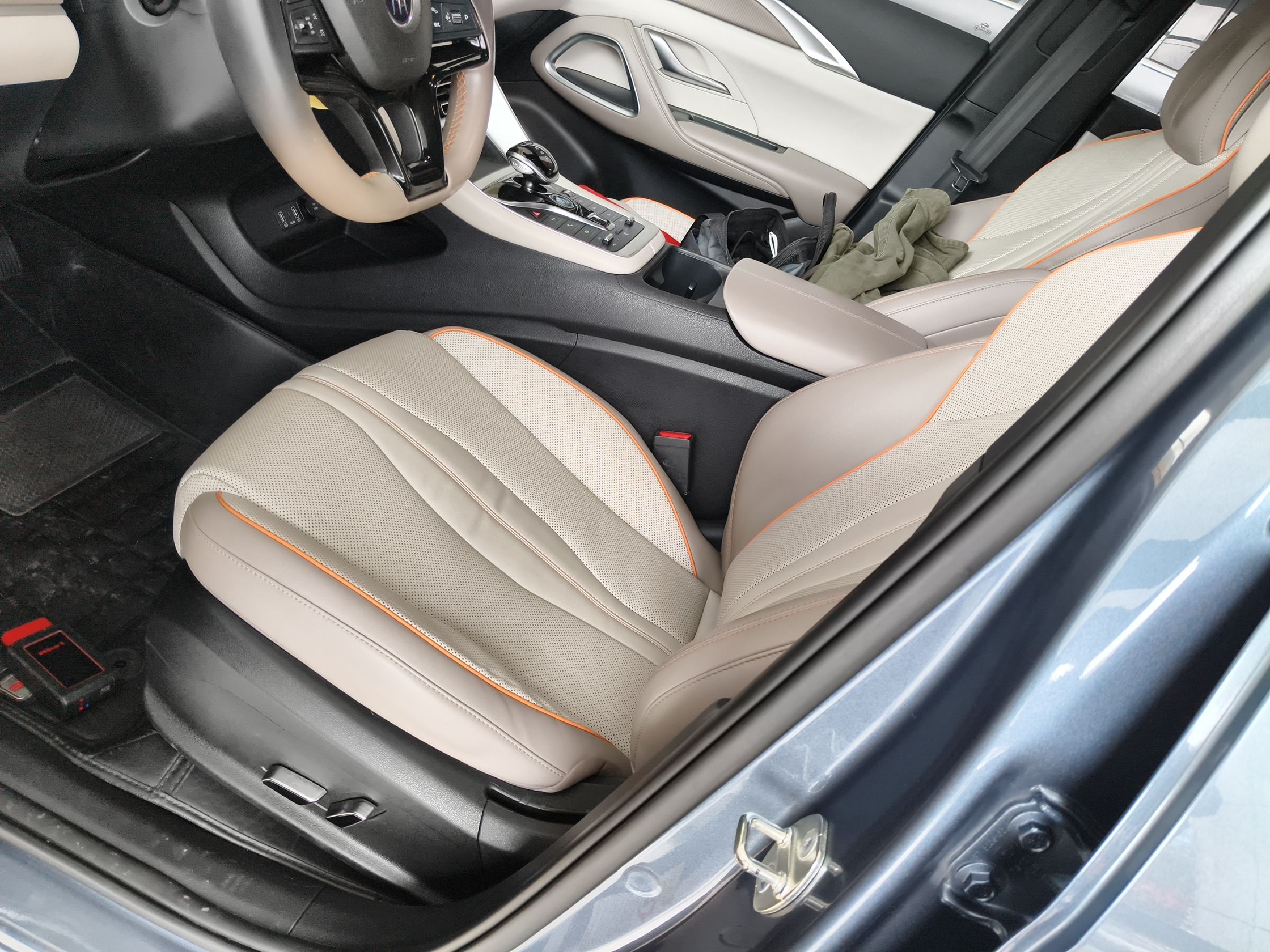 Переднее сиденье в автомобиле