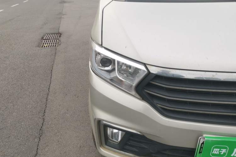 Used CHANGAN KUAYUE Xing V5 EV 2021 Luxury 7-Seater Passenger Van with Lingdian System Right Front Headlight