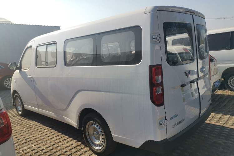 Used Wuling Yangguang 2024 300KM Comfort Version Passenger Van 75kW
